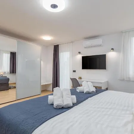 Amazing In With Heated Swimming Pool Hébergement de vacances