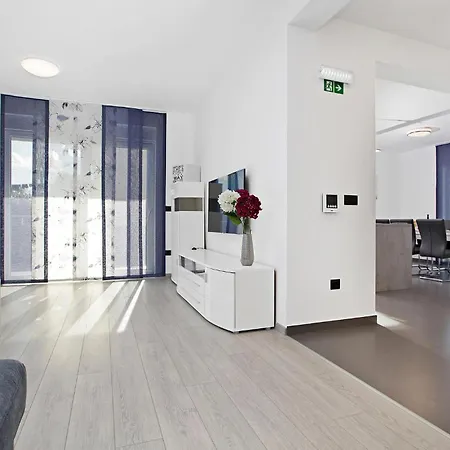 Amazing In With Heated Swimming Pool Hébergement de vacances *