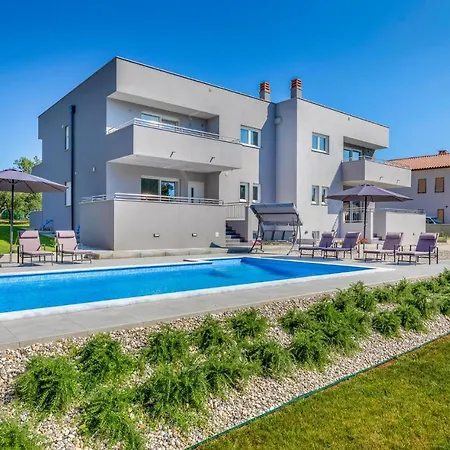 Amazing In With Heated Swimming Pool Holiday home Pula