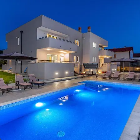 Amazing In With Heated Swimming Pool Pula