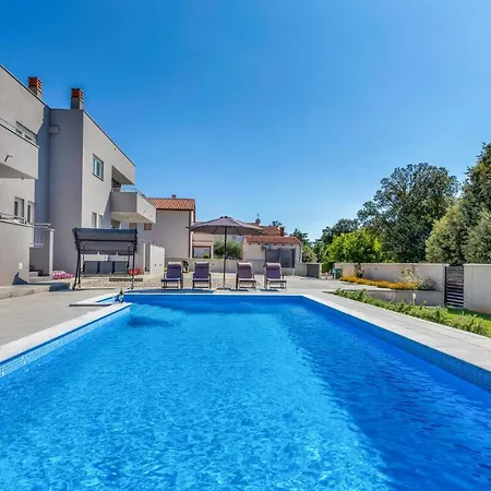Amazing In With Heated Swimming Pool * Pula