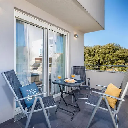 Amazing In With Heated Swimming Pool Pula