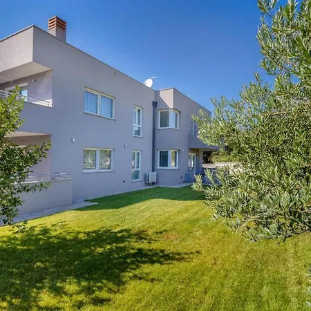 Amazing In With Heated Swimming Pool Holiday home Pula