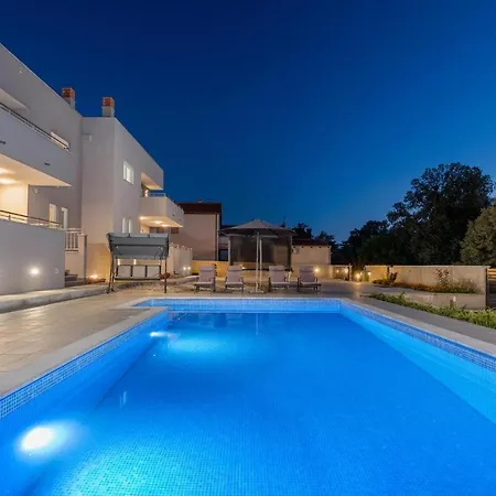 Amazing In With Heated Swimming Pool Pula