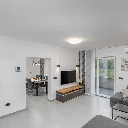 Amazing In With Heated Swimming Pool Holiday home Pula