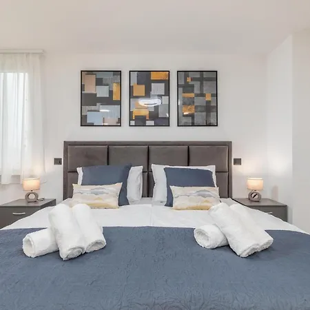 Amazing In With Heated Swimming Pool * Pula