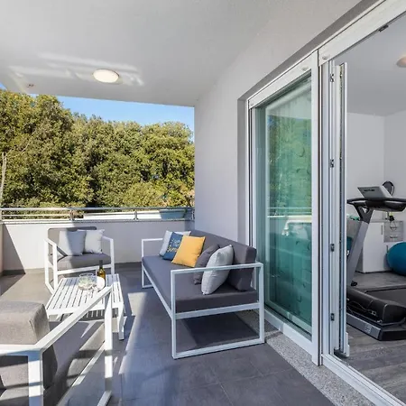 Amazing In With Heated Swimming Pool Holiday home