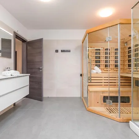 Amazing In With Heated Swimming Pool Holiday home