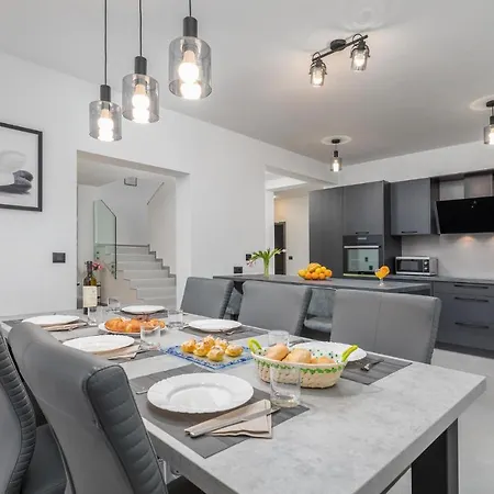Amazing In With Heated Swimming Pool Holiday home Pula