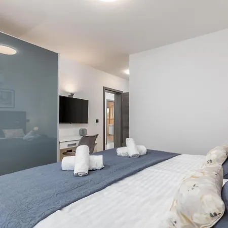 Amazing In With Heated Swimming Pool Vakantiehuis