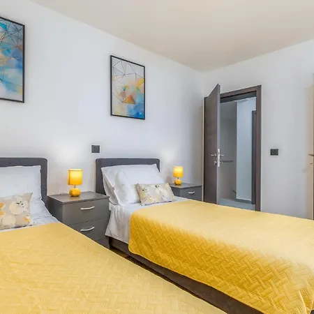 Amazing In With Heated Swimming Pool * Pula
