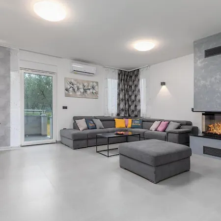 Holiday home Amazing In With Heated Swimming Pool Pula