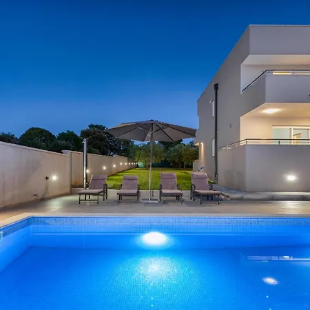 Holiday home Amazing In With Heated Swimming Pool