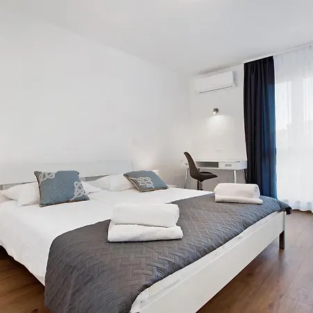Amazing In With Heated Swimming Pool Holiday home Pula