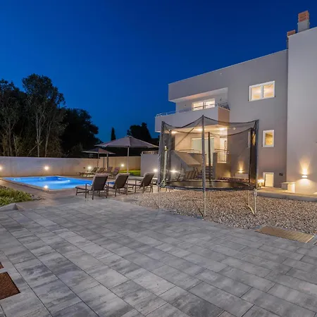 Amazing In With Heated Swimming Pool *
