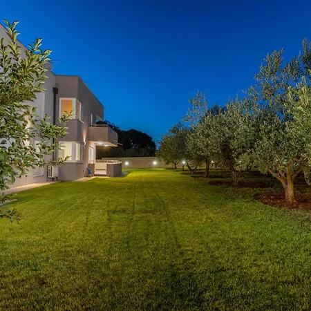 Amazing In With Heated Swimming Pool Pula