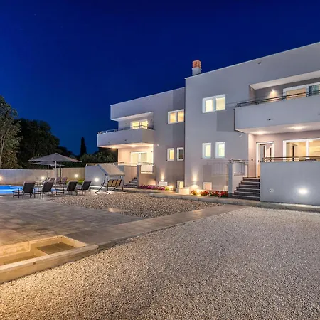 Amazing In With Heated Swimming Pool Holiday home Pula