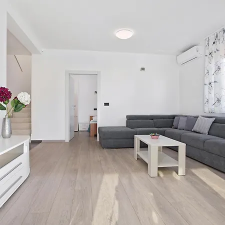 Amazing In With Heated Swimming Pool Holiday home Pula