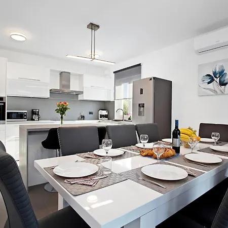 Amazing In With Heated Swimming Pool Pula