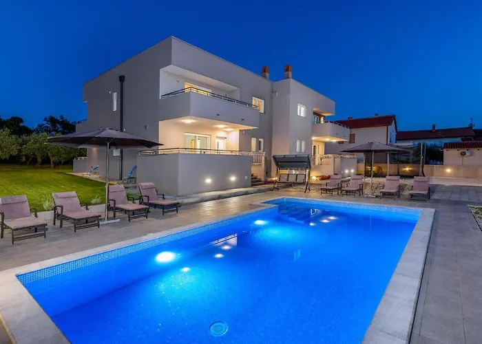 Stunning In With Sauna Pula