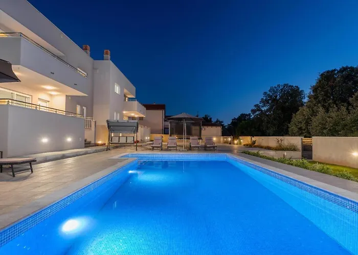 Stunning In With Sauna Pula